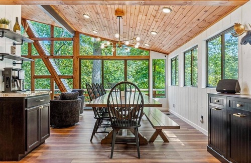 Wright City Ski Chalet | 4b/3b+loft Chalet on lake w/open floorplan, HUGE kitchen, rain showers, hot tub