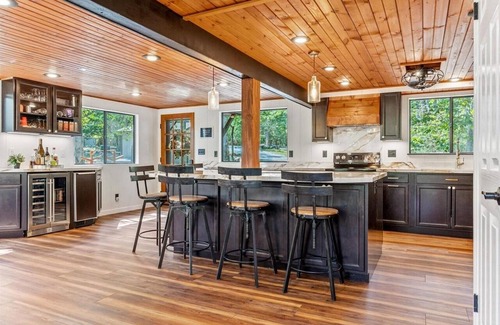Wright City Ski Chalet | 4b/3b+loft Chalet on lake w/open floorplan, HUGE kitchen, rain showers, hot tub