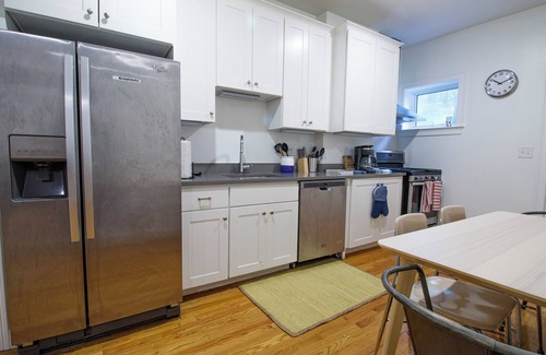 Washington Park Apartment | 4BD 1.5BTH Sunny Apt in Roxbury