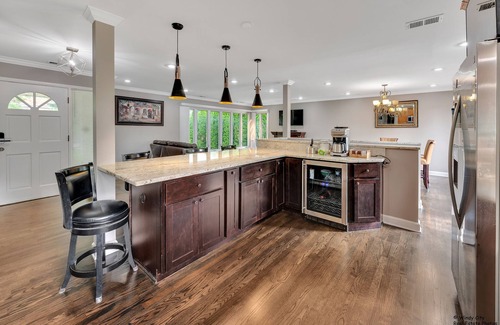 Fox Valley House | 4bd house, Hot-tub, full-basement, pool table & big yard,3 full bathroom.