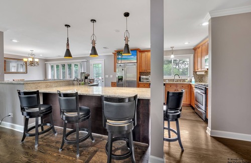 Fox Valley House | 4bd house, Hot-tub, full-basement, pool table & big yard,3 full bathroom.