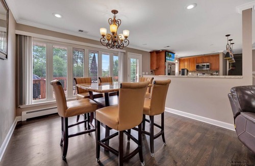 Fox Valley House | 4bd house, Hot-tub, full-basement, pool table & big yard,3 full bathroom.