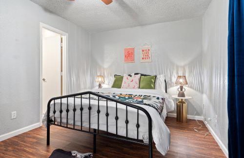 Irving House | 4bd Near Airport & Downtown - Volleyball - Games