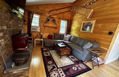 Wilmington House | 4bdrmHouse-DogFriendly-HotTub-FirePlace-PokerTable-10 min to Mt Snow