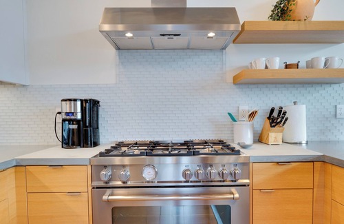 Hood River House | 4Bed/3 Bath Modern, high-end townhome, river view, 1 block to downtown