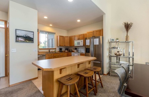 Redmond House | 4Bed/3 Bath, Private HOT TUB, Eagle Crest Resort