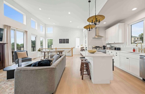 Dry Ridge House | 4BR/2.5 Bath, Hot Tub, Private Parking, Near Ark