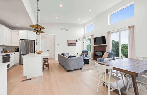 Dry Ridge House | 4BR/2.5 Bath, Hot Tub, Private Parking, Near Ark