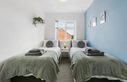 Acresford Apartment | 4BR 3 bath Spacious apartment, Sleeps upto 8 free parking