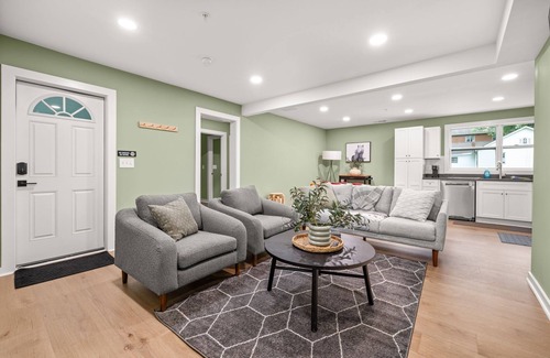 Gainesville Apartment | 4BR/3BA Newly Built, 5 min to square. Pet+, Full Kitchen, Washer/Dryer, 15+ days