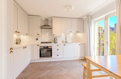 Wapping House | 4BR 4-floor house, w patio, 10 min Wapping Station