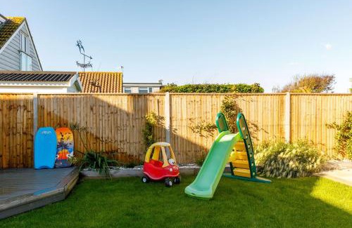 East Wittering House | 4BR Beach House sleeps 10 - 5 mins walk to the Sea