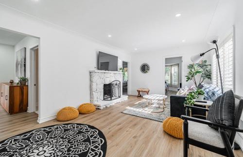 Streetsville House | 4BR Bungalow by LAKE in Port Credit, Miss near GO TRAIN and Toronto Airport