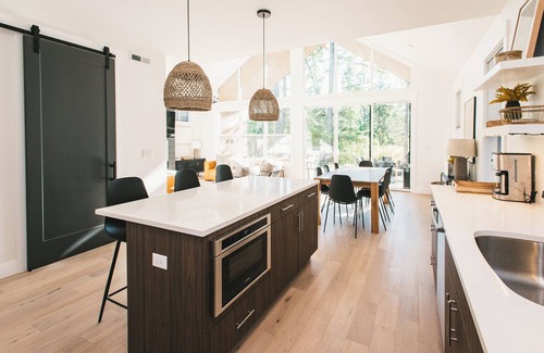 Roslyn Cabin | 4BR + Bunk Room | Kid-Friendly Fun w/Hot Tub & Game Garage