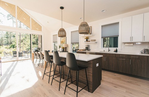 Roslyn Cabin | 4BR + Bunk Room | Kid-Friendly Fun w/Hot Tub & Game Garage