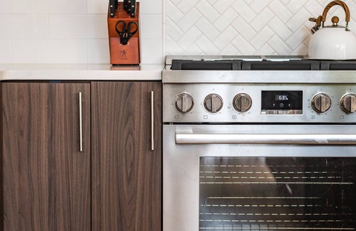 Roslyn Cabin | 4BR + Bunk Room | Kid-Friendly Fun w/Hot Tub & Game Garage