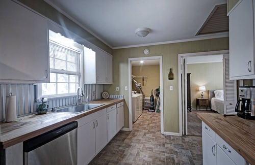 Jackson House | 4BR City Retreat w/Fire Pit, BBQ & Free Parking