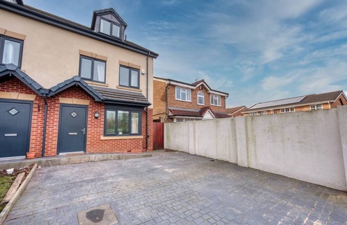 West Bromwich Apartment | 4BR Contractor House in Birmingham w/Parking