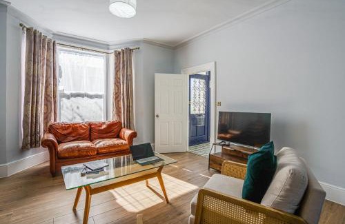 Manor Park House | 4BR Family Home, Garden, WiFi, 5mins to Elisabeth Line & 10min to Stratford