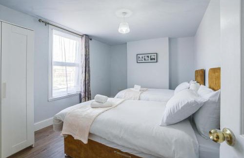 Manor Park House | 4BR Family Home, Garden, WiFi, 5mins to Elisabeth Line & 10min to Stratford