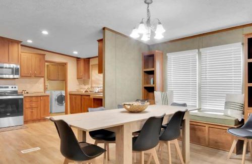 Gatlinburg - Pigeon Forge House | 4BR Family Lodge in Gatlinburg with Hot Tub