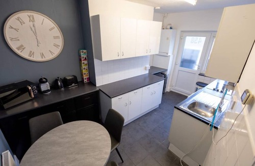 Watford Apartment | 4BR Free Park Work/corporate