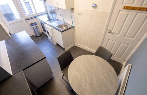 Watford Apartment | 4BR Free Park Work/corporate