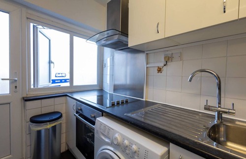 Watford Apartment | 4BR Free Park Work/corporate