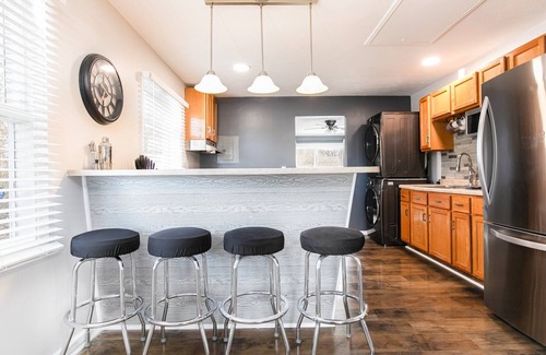 South Bend House | 4BR Gameday Getaway|EV Charger+|Pet-Friendly |10p