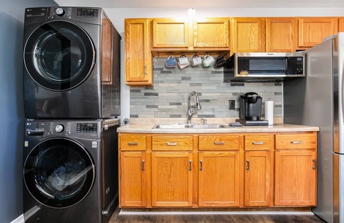 South Bend House | 4BR Gameday Getaway|EV Charger+|Pet-Friendly |10p