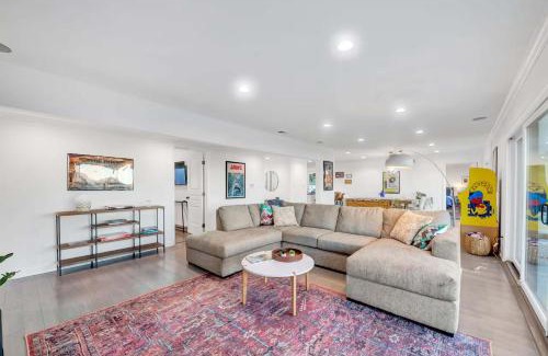 Los Angeles House | 4BR Hilltop Villa by Universal Studios with Pool and Amazing Views