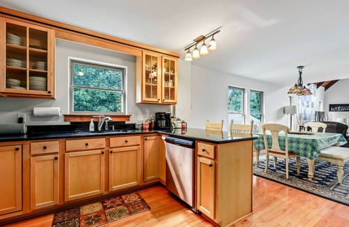 Mineral Cabin | 4BR Lake Anna Cabin with Pool, Beach, and Deck