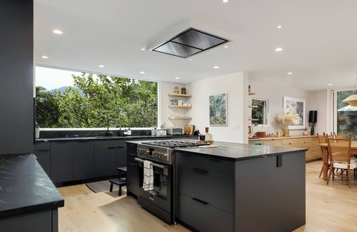 Newlands House | 4BR Modern Gem with Flatiron Views & Hottub 1mile to Pearl, 1block to NoBo Park