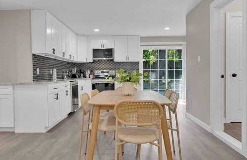 Newark House | 4BR Montrose Meadow Retreat|Laundry Room|Private Backyard|High speed Wifi #42078