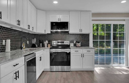 Newark House | 4BR Montrose Meadow Retreat|Laundry Room|Private Backyard|High speed Wifi #42078