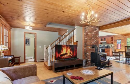 Bartlett House | 4BR Mountain retreat with Ski Base Bikes & Yard