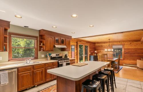 Bartlett House | 4BR Mountain retreat with Ski Base Bikes & Yard