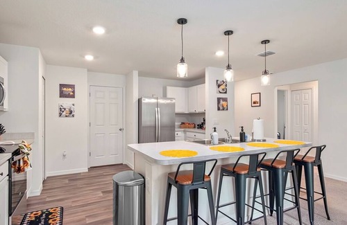 Ocala House | 4BR Near WEC + Long Stays + Kitchen & Workspace