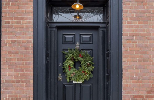 North Toronto House | 4BR Residence in Prestigious Rosedale. Garden, Parking, Walkable, Flexible Stays