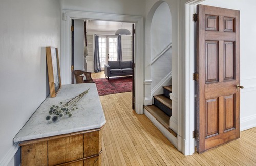 North Toronto House | 4BR Residence in Prestigious Rosedale. Garden, Parking, Walkable, Flexible Stays