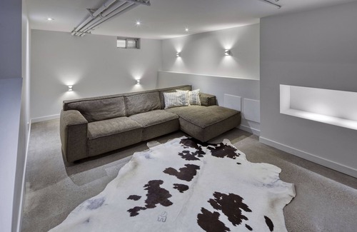 North Toronto House | 4BR Residence in Prestigious Rosedale. Garden, Parking, Walkable, Flexible Stays