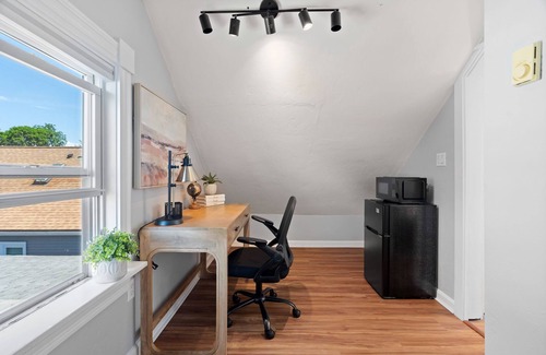 Salem House | 4BR Retreat King Bed Walk or Ride to Downtown Salem Free Parking & Laundry