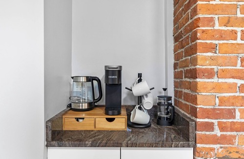 Salem House | 4BR Retreat King Bed Walk or Ride to Downtown Salem Free Parking & Laundry