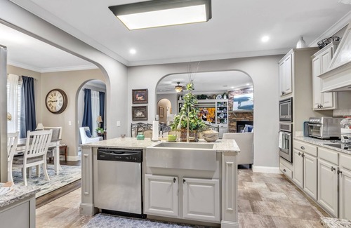 Mayhew House | 4BR Starkville Getaway | Sauna & Hot Tub