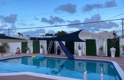 West Park House | 4BR Tropical Paradise Pool Golf Resort