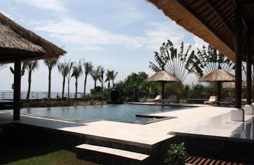 Umeanyar Villa | 4BR Tropical Villa right on the Beach