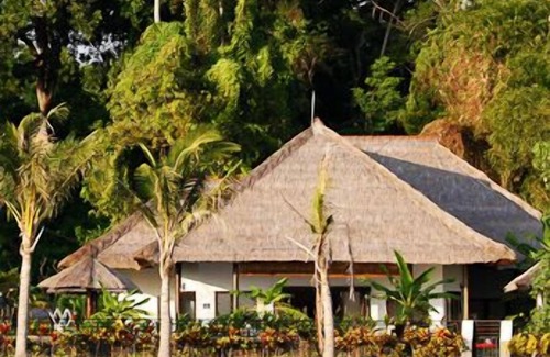 Umeanyar Villa | 4BR Tropical Villa right on the Beach