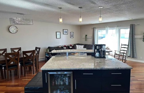 Thompson House | 4BR w/Wine Fridge, Bar, Patio, Parking, Laundry