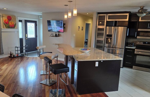 Thompson House | 4BR w/Wine Fridge, Bar, Patio, Parking, Laundry