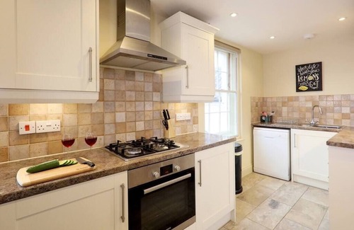 Norwich House | 4BR Yoxford House |Full Kitchen |Free Parking